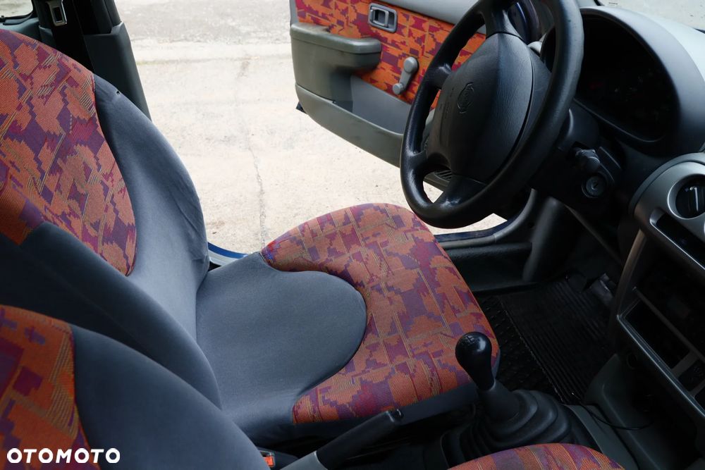 Nissan Micra 1.0 L - 13