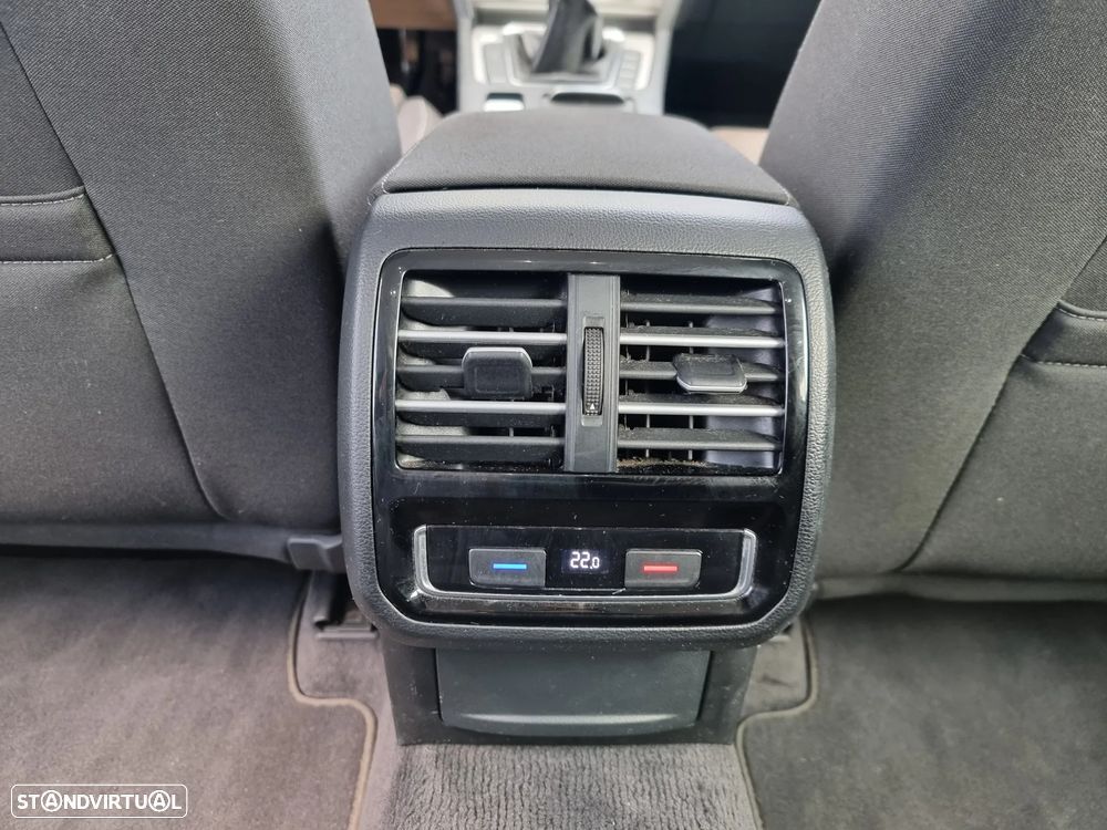 VW Passat Variant 2.0 TDi Confortline - 23