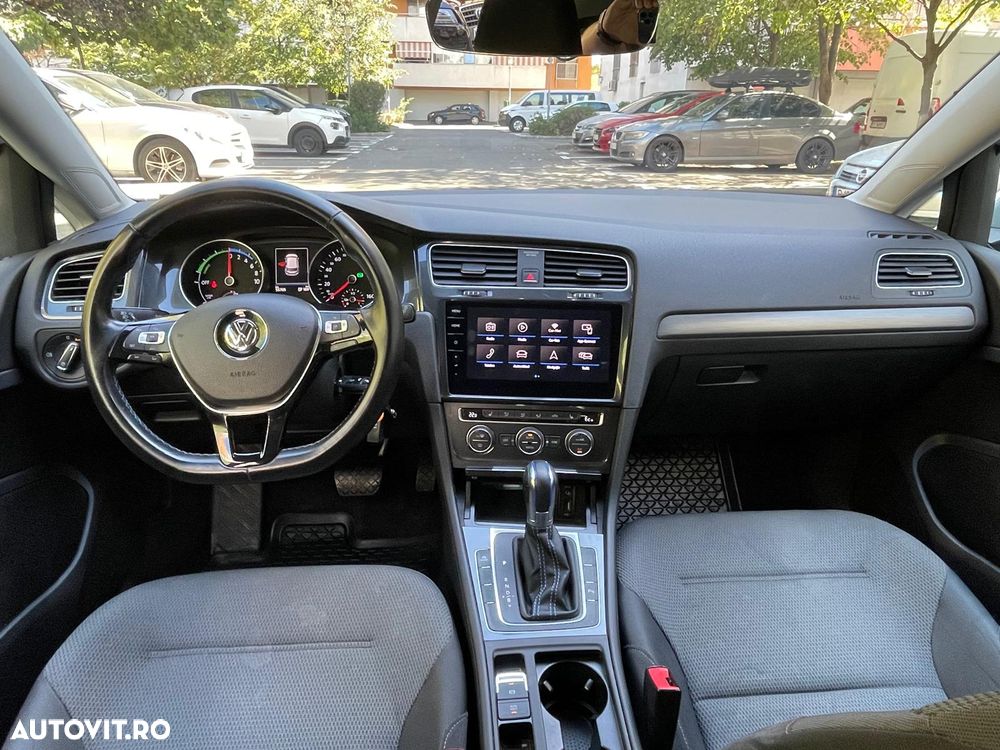 Volkswagen e-Golf - 12