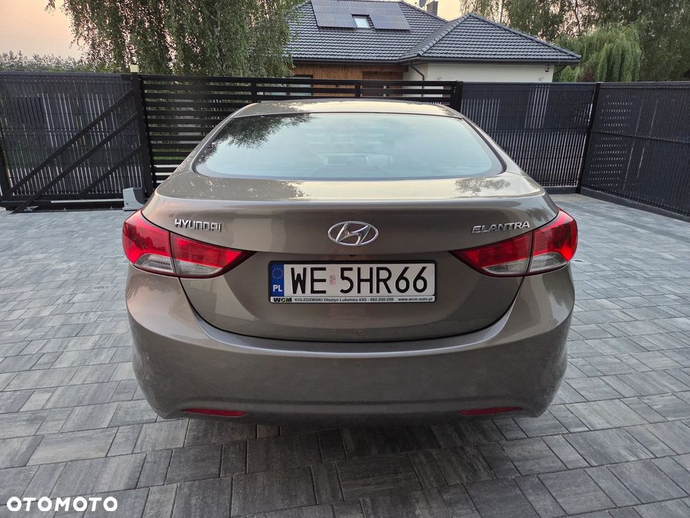 Hyundai Elantra 1.6 Comfort - 11