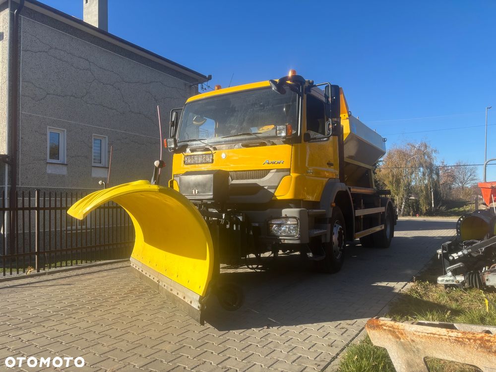 Mercedes-Benz AXOR 1824 4x2 piaskarka solarka schmidt pług - 11