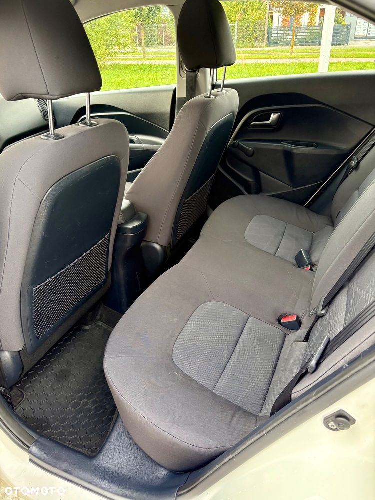 Kia Rio 1.2 L - 12