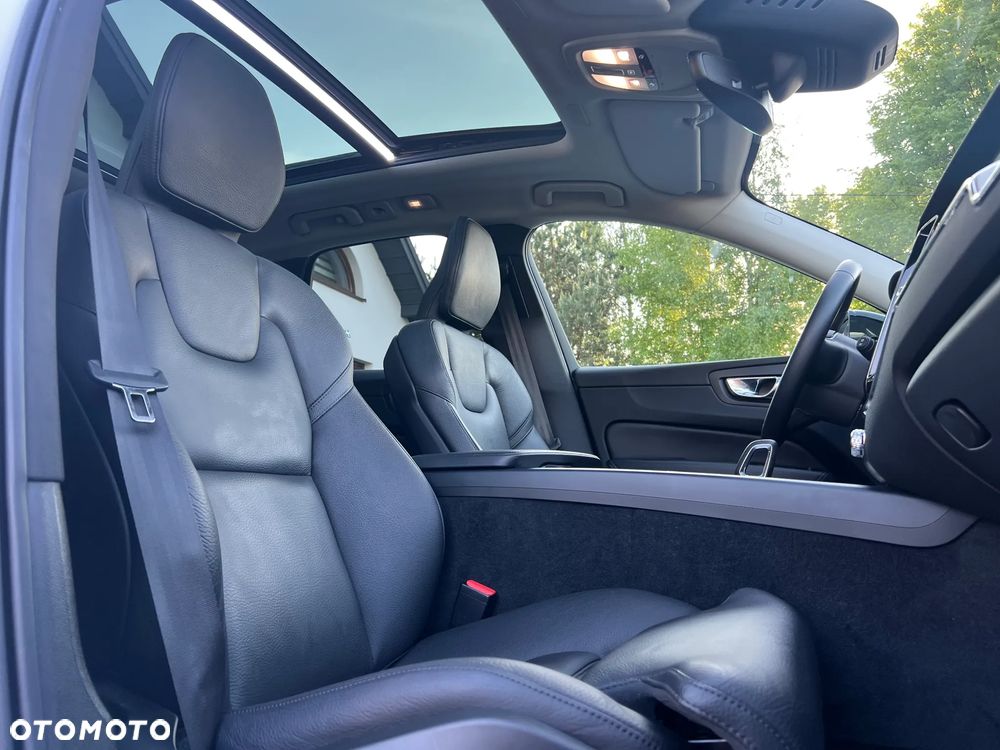 Volvo XC 60 B4 D AWD Plus Dark - 38