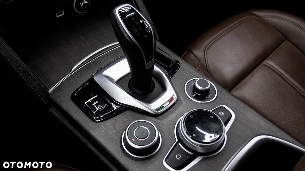 Alfa Romeo Stelvio 2.0 Turbo TI Q4 - 24