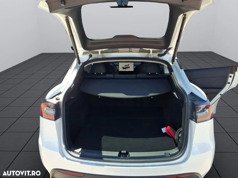 Tesla Model Y - 8