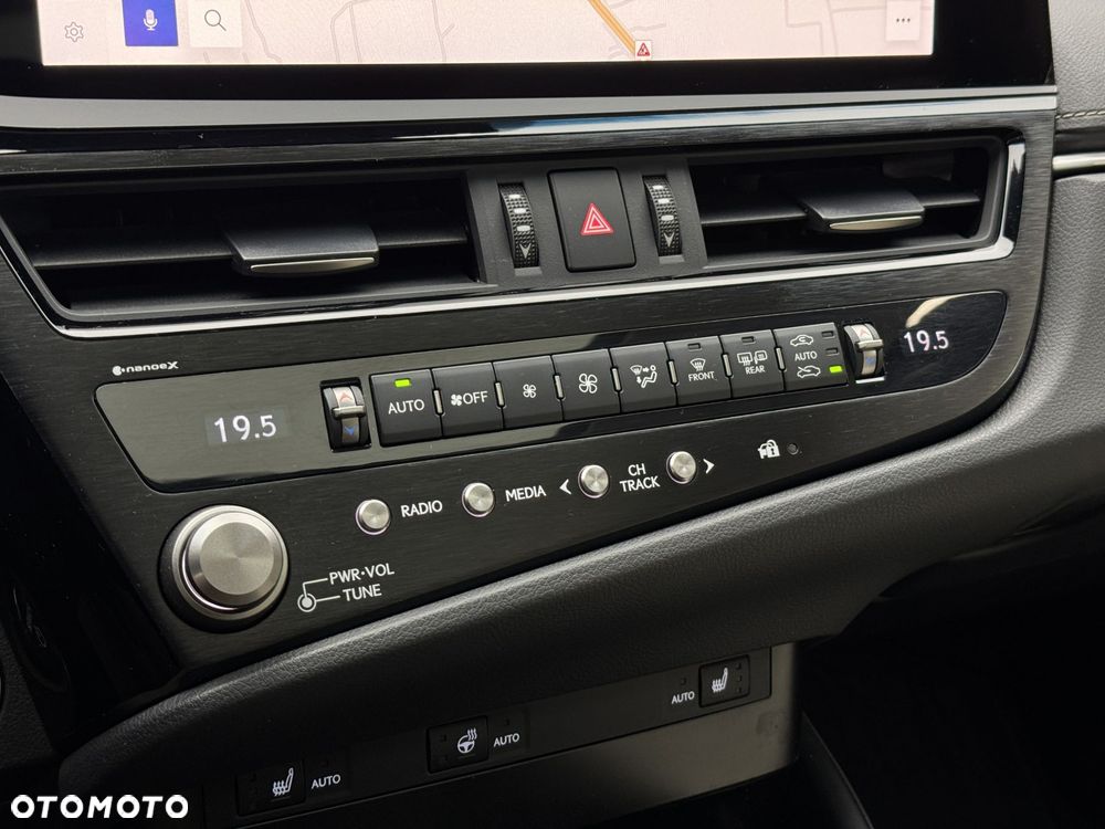 Lexus ES 300h Business Edition - 31