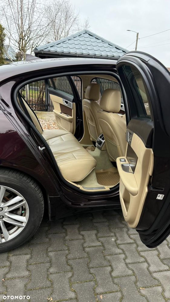 Jaguar XF 2.0 T Luxury - 10