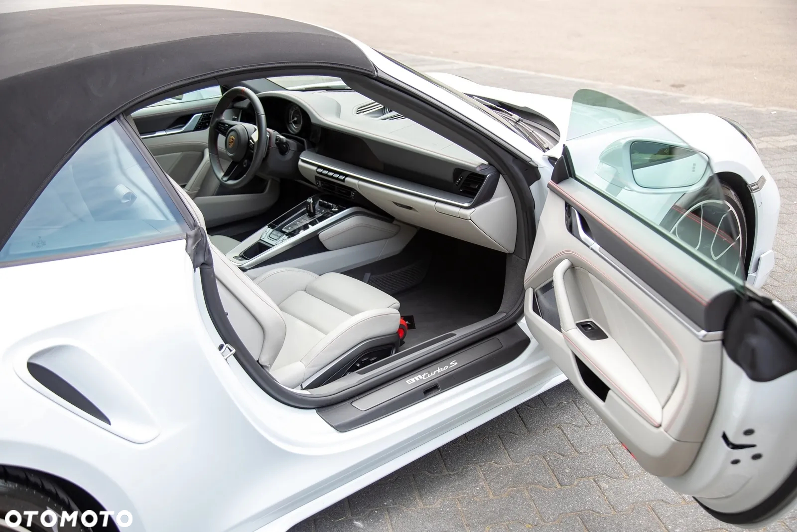 Porsche 911 Carrera Turbo S Cabrio - 35