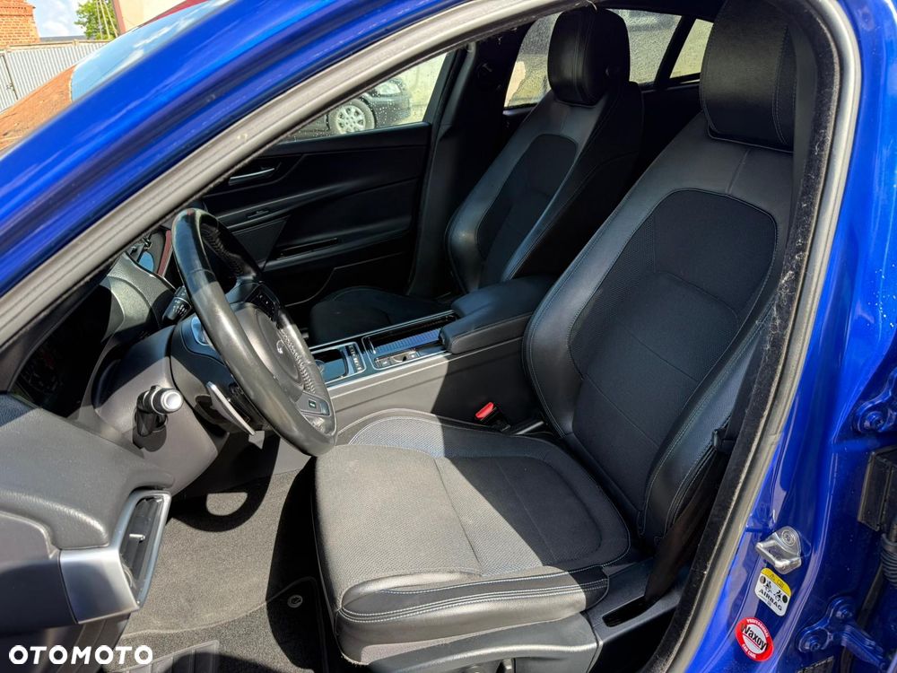 Jaguar XE 2.0 D AWD R-Sport - 23
