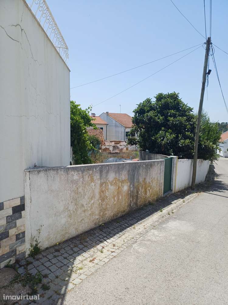 Moradia para remodelação em local soalheiro - Grande imagem: 2/6