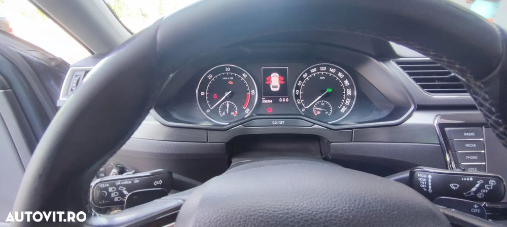Skoda Superb Combi 2.0 TDI DSG Ambition - 9
