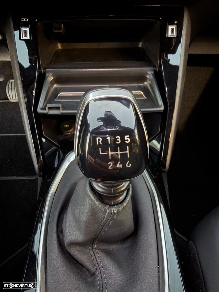 Peugeot 2008 1.2 PureTech Allure - 22