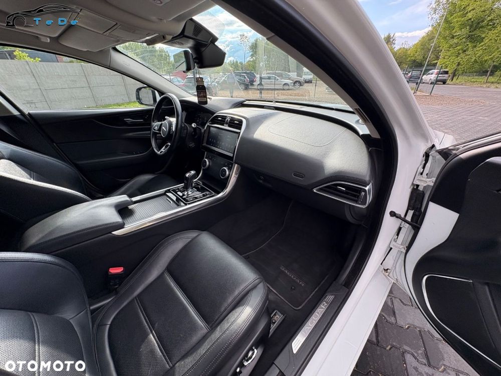 Jaguar XE 2.0 D R-Sport - 28