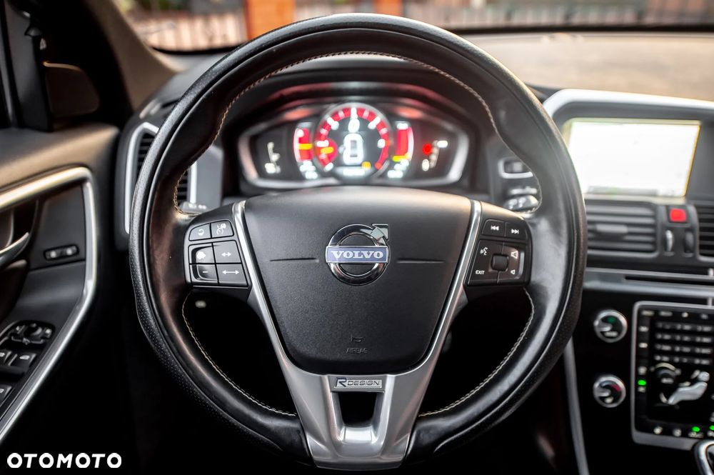 Volvo XC 60 D5 AWD R-Design Momentum - 32