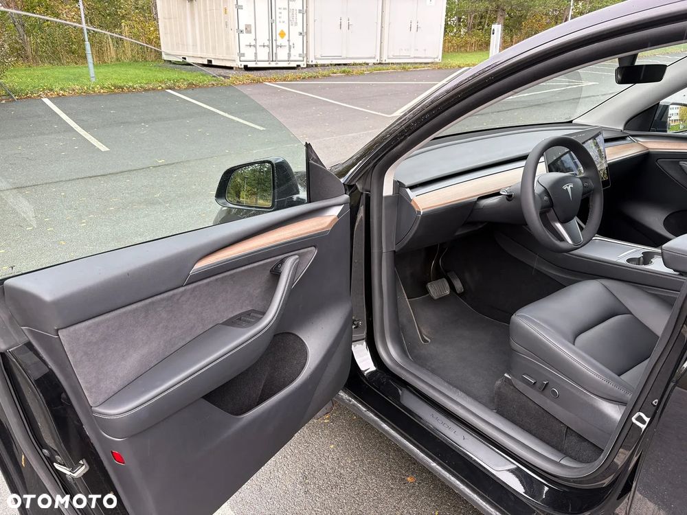 Tesla Y Long Range AWD - 23
