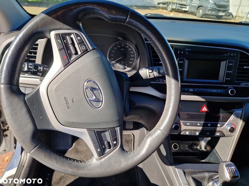 Hyundai Elantra 1.6 Comfort - 9