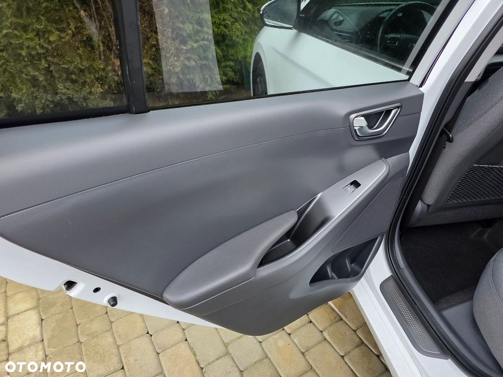 Hyundai IONIQ - 13