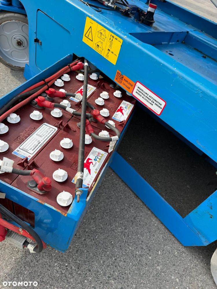 Genie GS-4047. Zwyżka Platforma Nożycowa 14 metrów wysokość robocza. Podnośnik przywieziony z Norwegii praktycznie zerowe zużycie. Pracował w urzędzie komunalnym 1 raz w roku okres świąteczny! Udzwig 380 kg. Rozsuwany Balkon. Sterowanie góra dół. Akumlatory w świetnej kondycji z 2024 roku. Wielka Okazja! - 18