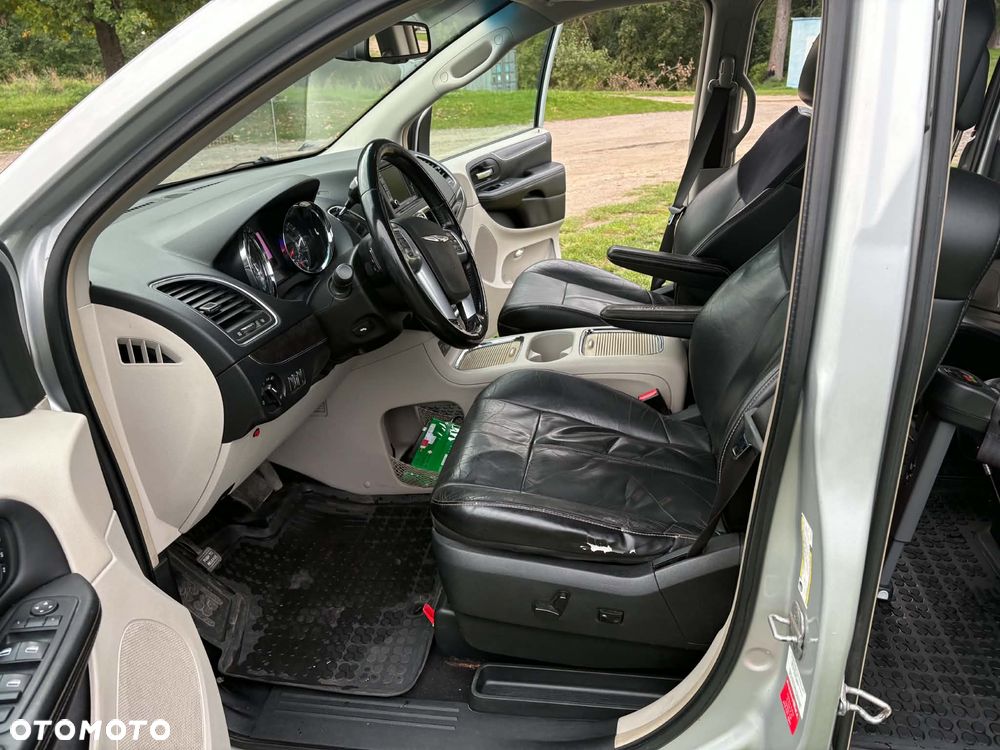 Chrysler Town & Country 2010 photo 2