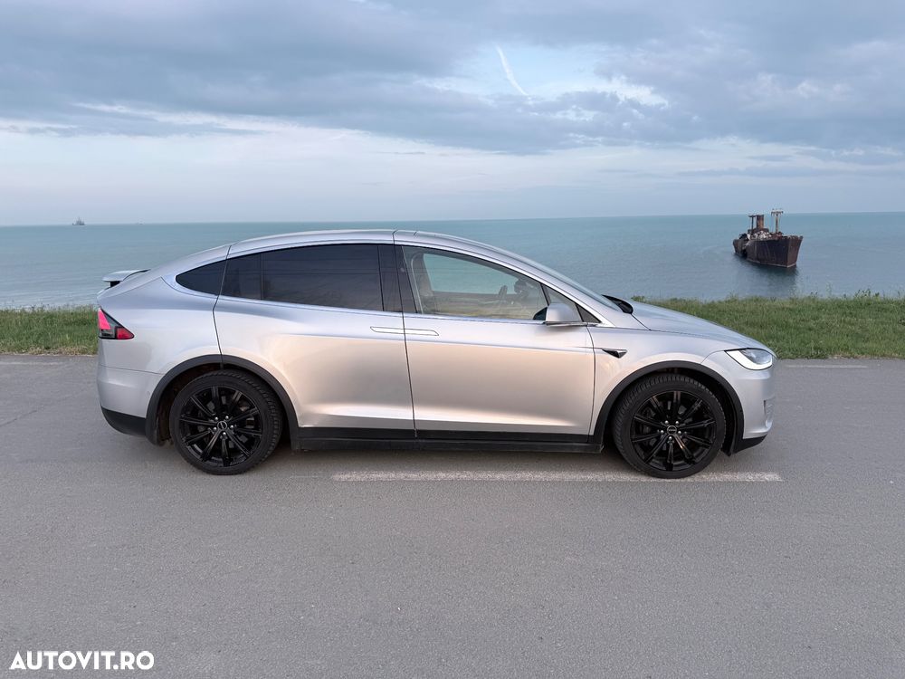 Tesla Model X - 15