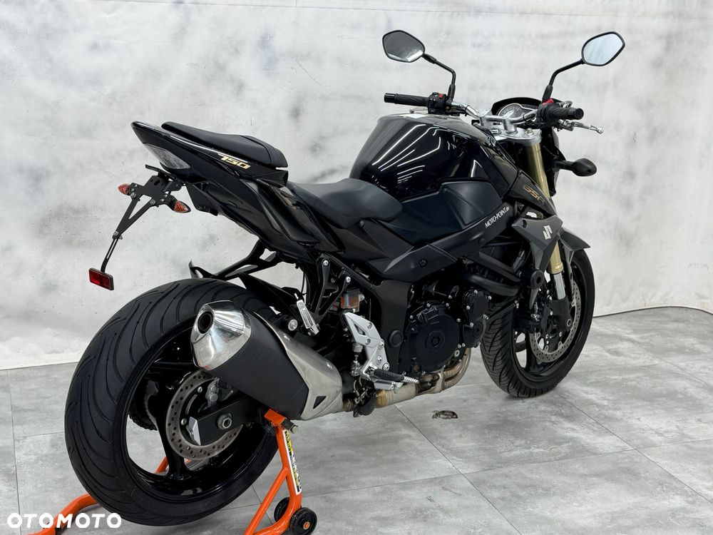 Suzuki GSR - 24