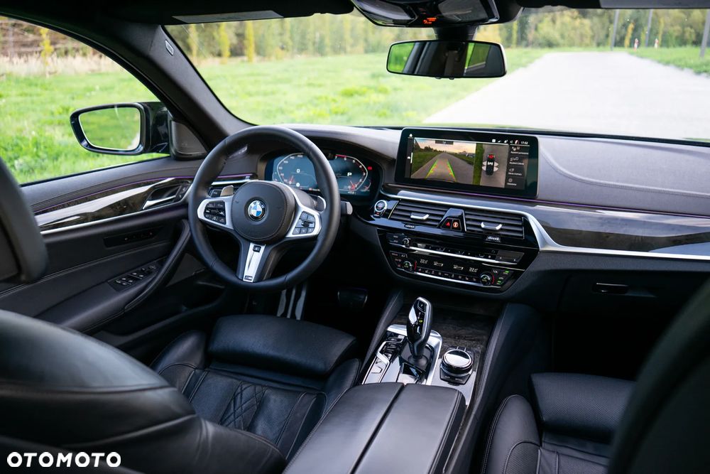 BMW Seria 5 M550i xDrive sport - 17