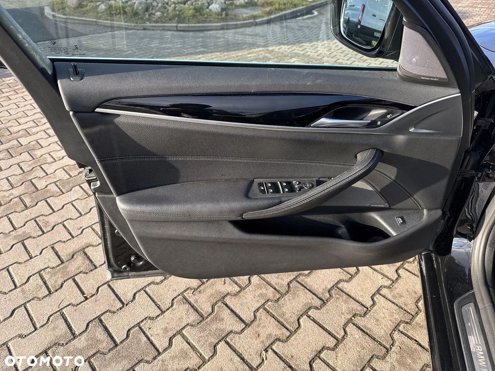 BMW Seria 5 530i GPF xDrive Sport Line sport - 24
