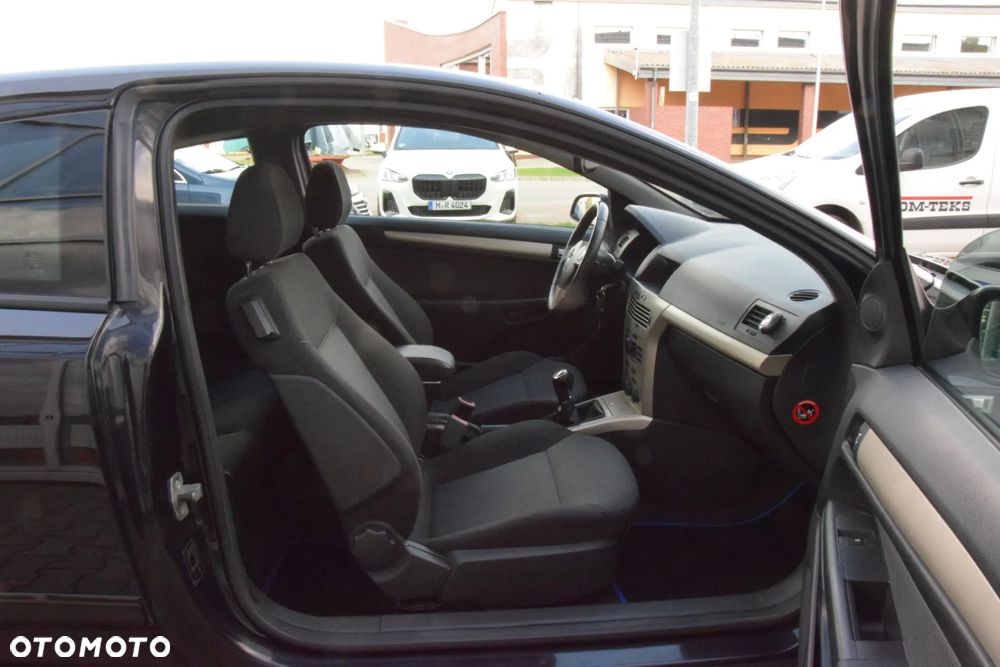 Opel Astra GTC 1.6 Black&White - 27