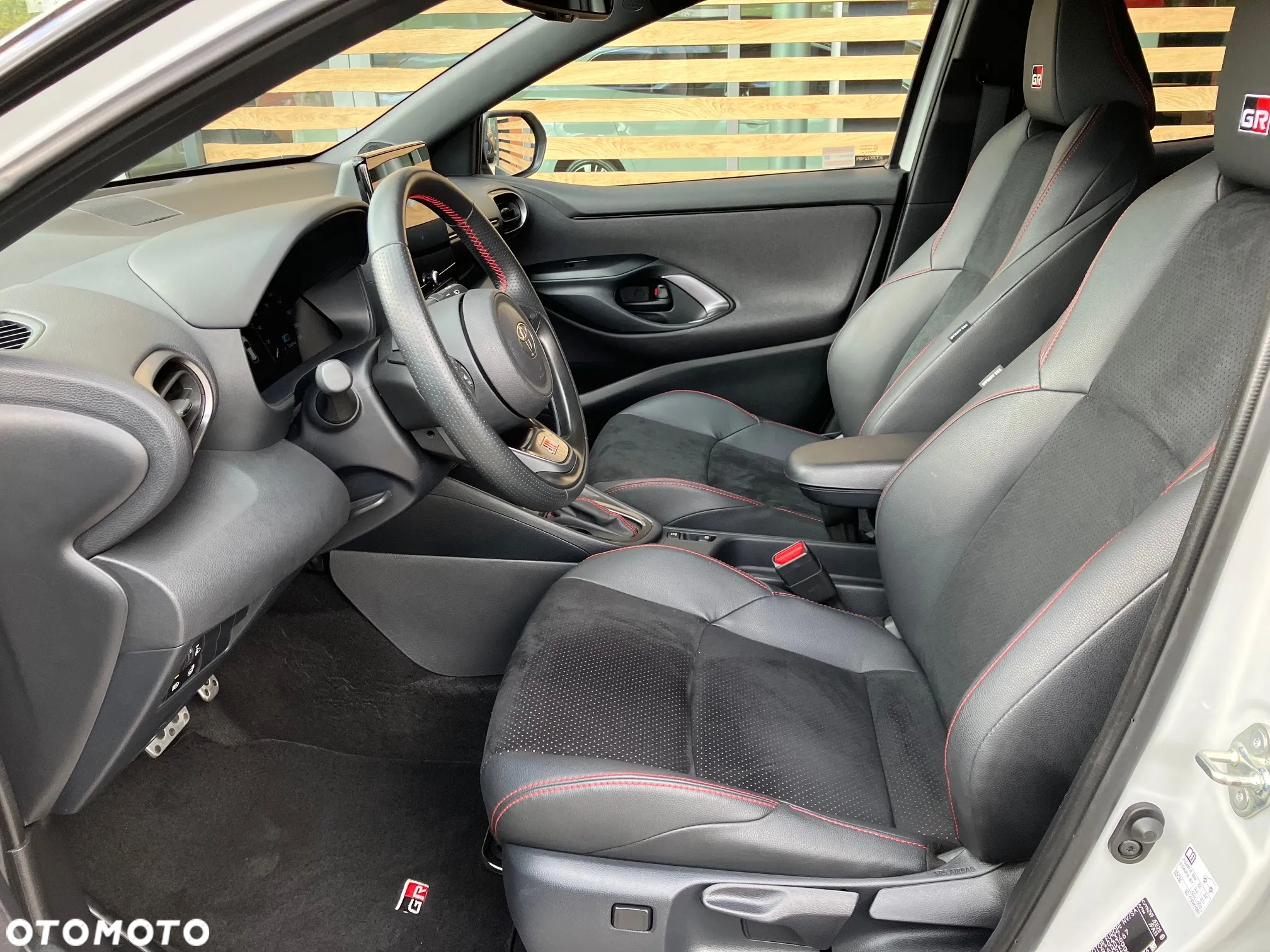 Toyota Yaris Hybrid 1.5 GR Sport - 34