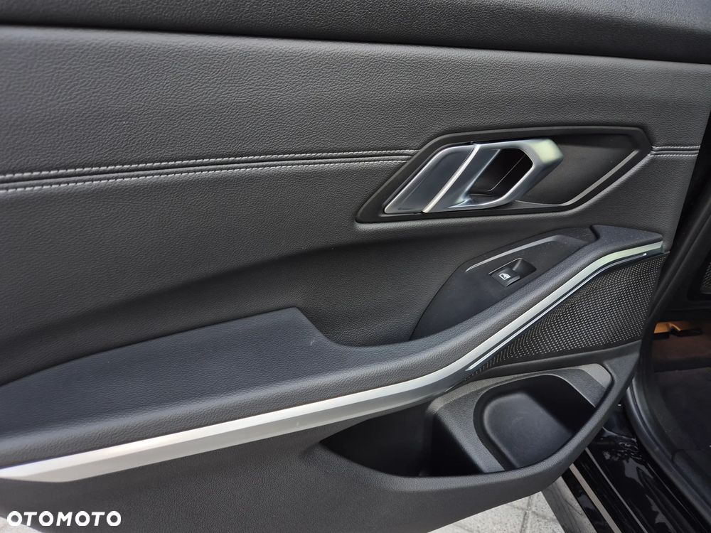 BMW Seria 3 330i Sport Line - 15