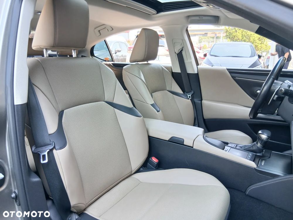 Lexus ES 300h Business Edition - 27
