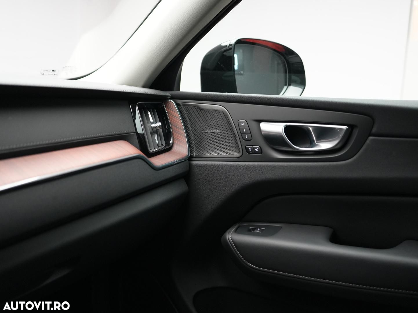 Volvo XC 60 B4 MHEV AT AWD Ultimate Dark - 28