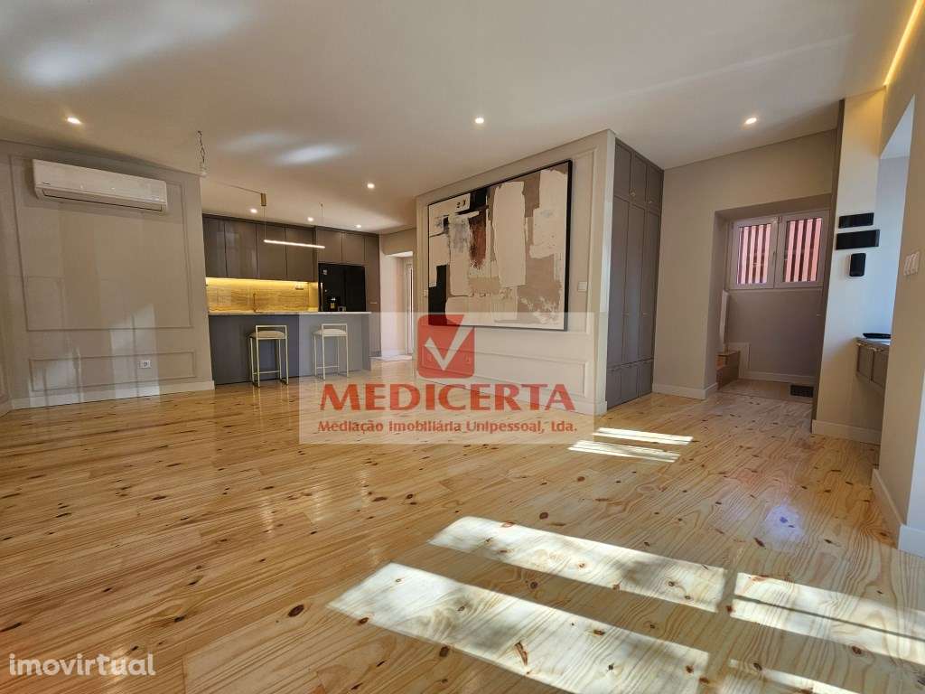 Moradia T4 Restaurada + Elevador + Estacionamento em Belas. - Grande imagem: 2/52