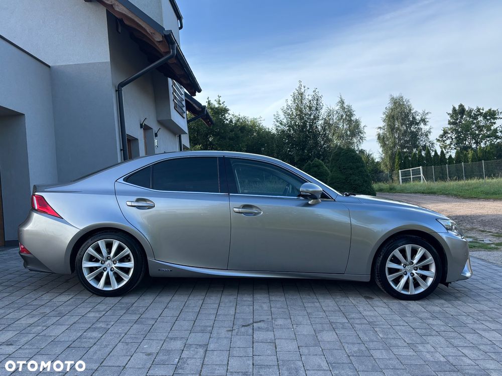 Lexus IS 300h Prestige - 11