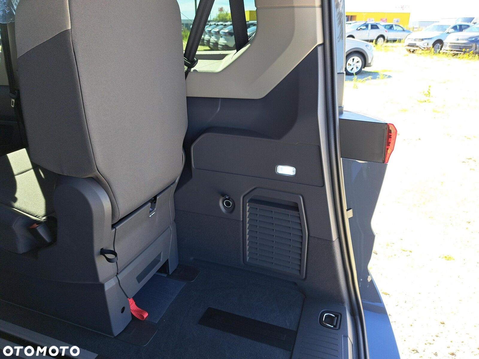 Volkswagen multivan Family L2 silnik: 2,0 l TDI SCR 150 KM / skrzynia biegów: 7-biegowa DSG rozstaw osi: 3124 mm - 19