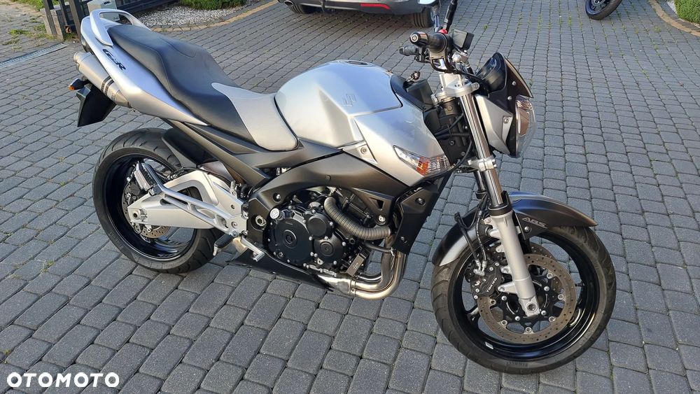 Suzuki GSR - 25