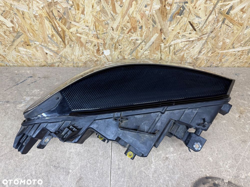 LAMPA LEWA FULL LED VOLVO ID3 10B941005A - 2