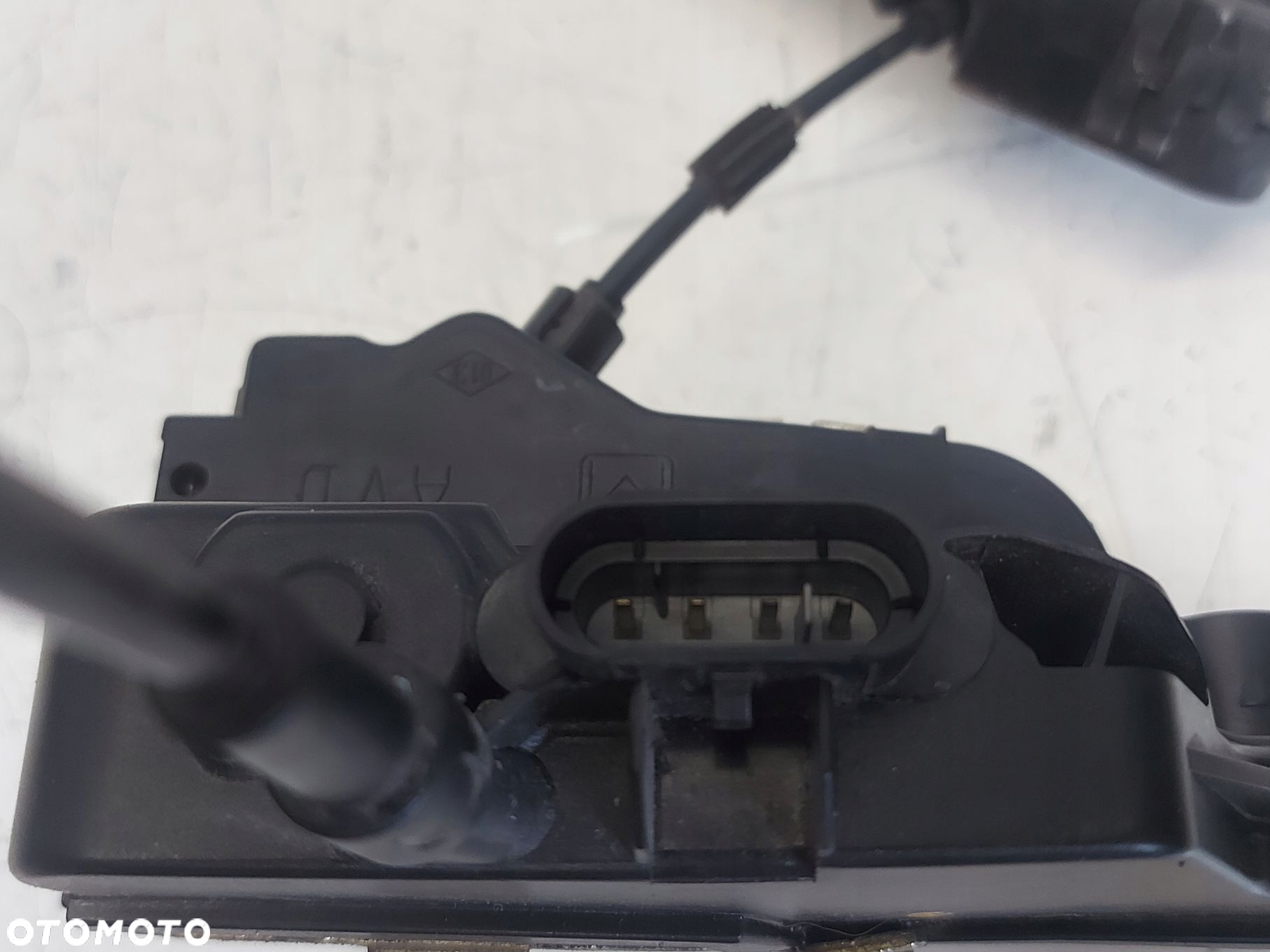 NISSAN PRIMERA P12 01- ZAMEK PRAWY PRZÓD 4-PIN - 5