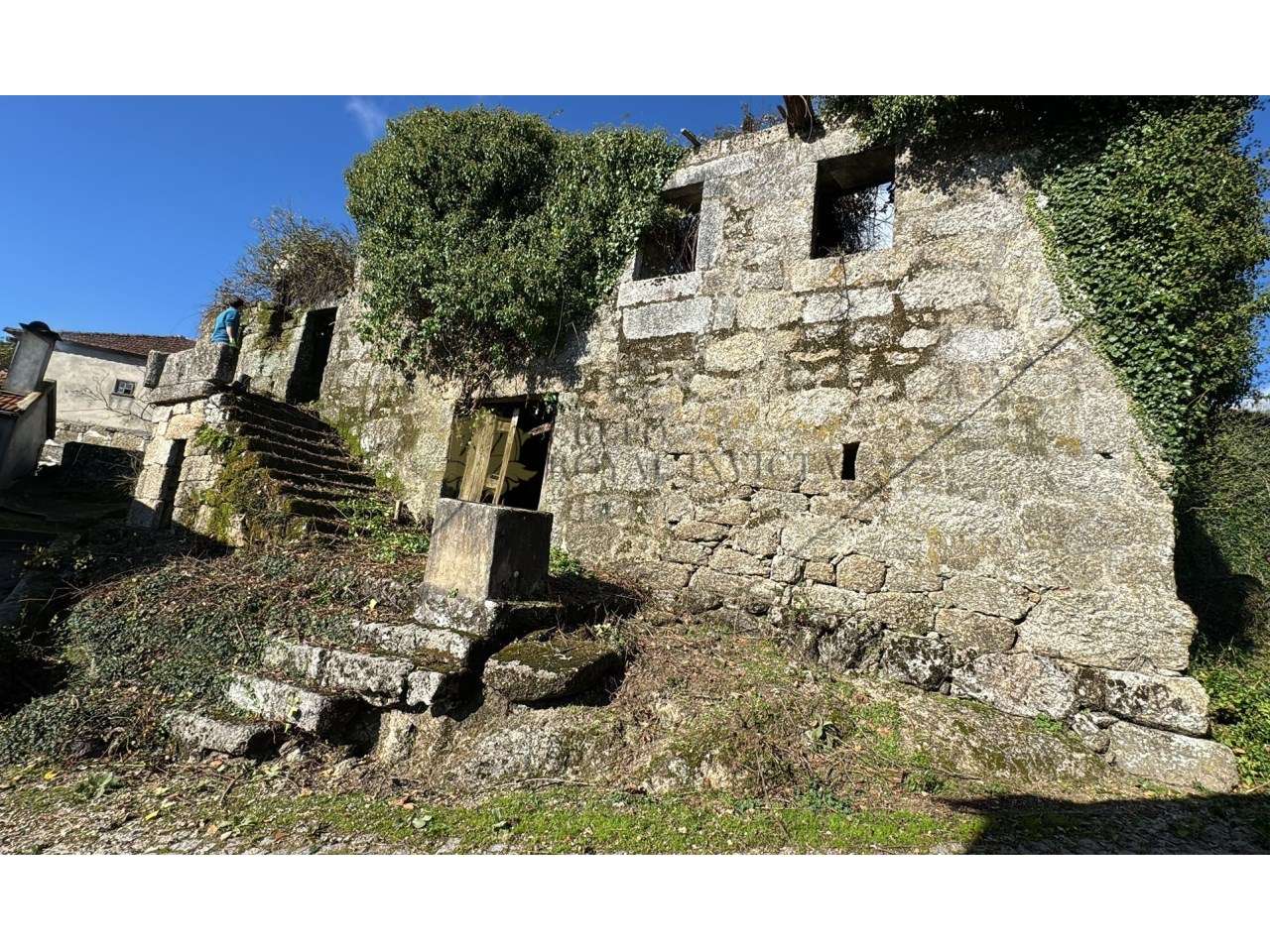 Moradia em granito para recuperar com amplo terreno - Celorico de Bast - Grande imagem: 2/9