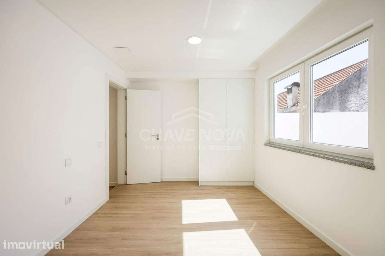 Prédio com 3 apartamentos com tipologia T2+T2+T1 - Grande imagem: 2/19