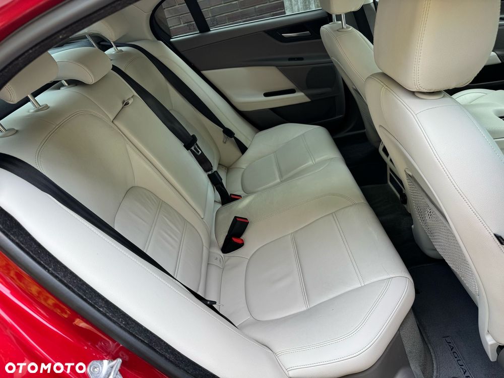 Jaguar XE ver-2-0-d-awd-portfolio - 12