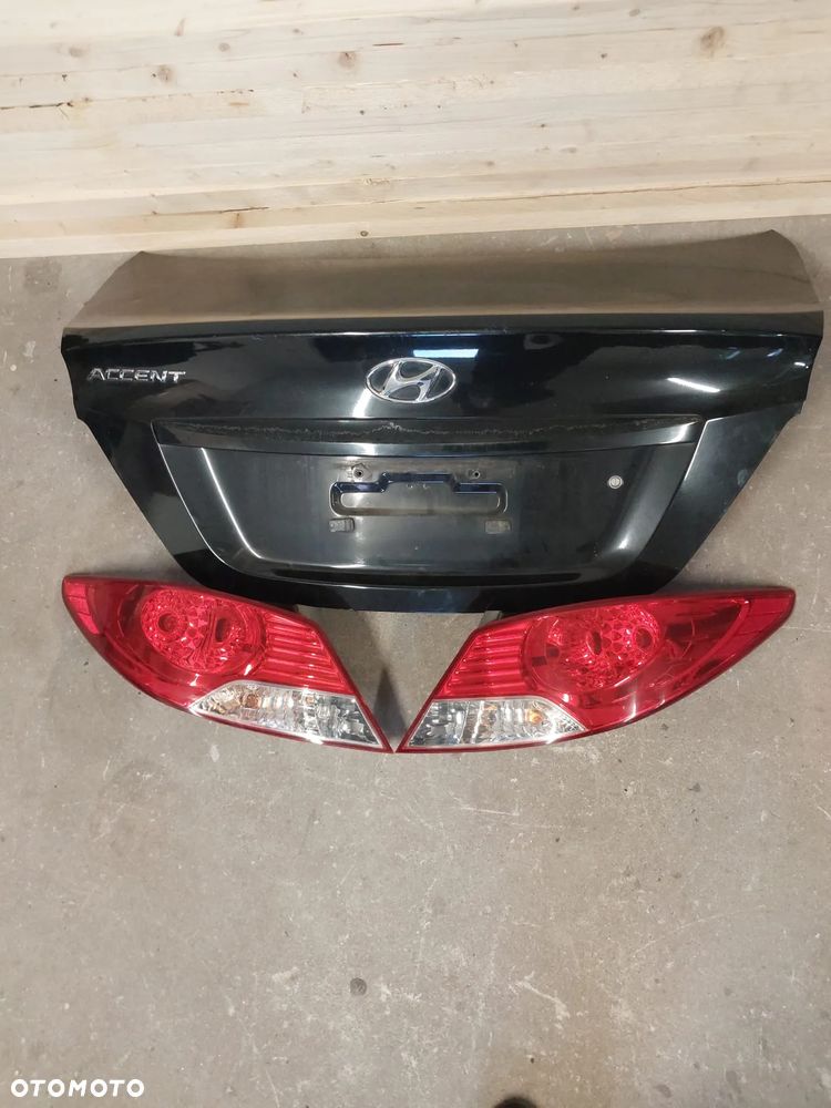 Hyundai Accent klapa tyl lampy tył