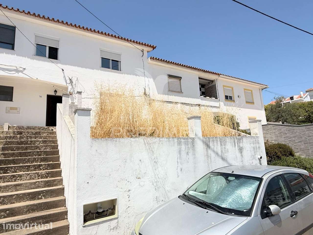 Moradia T5 atualmente organizada como T2 | 2 Pisos | Dois Terraços... - Grande imagem: 3/28