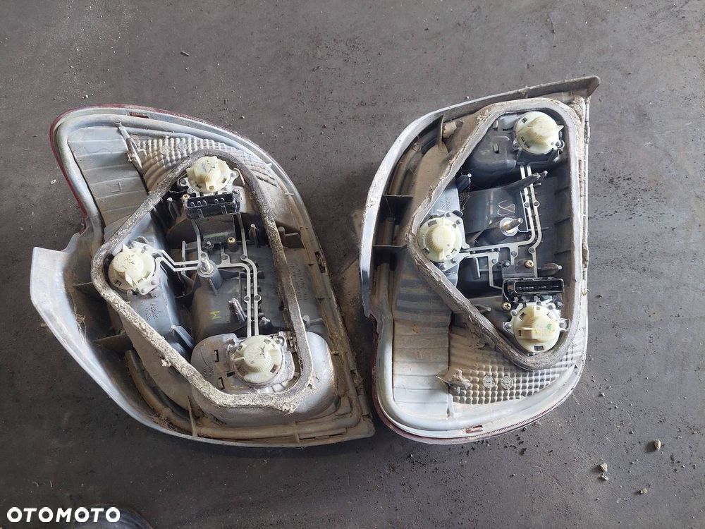 KOMPLETNY TYŁ KLAPA BAGAŻNIKA ZDERZAK TYŁ LAMPY TOYOTA YARIS I LIFT 1E7 - 3