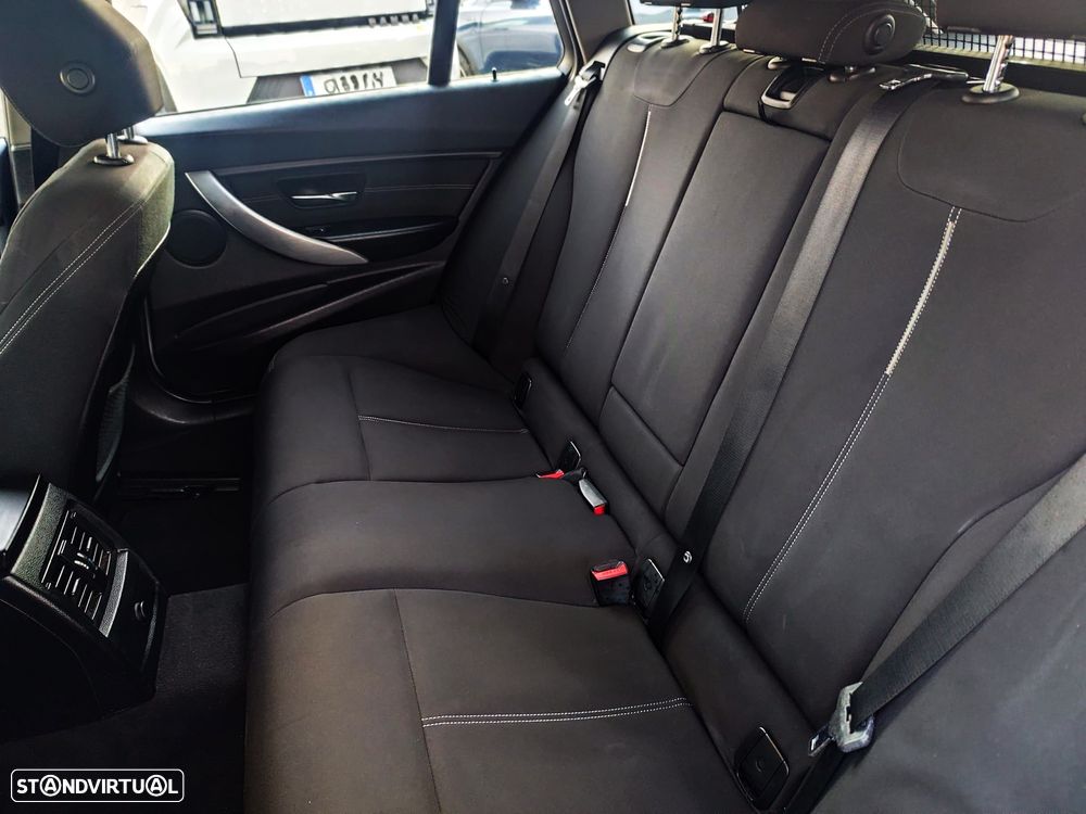 BMW 318 d Line Sport - 13