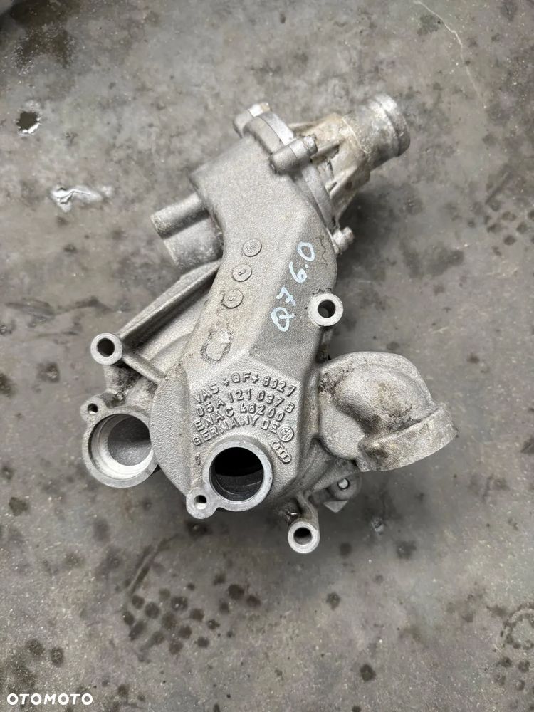 obudowa pompy wody Audi Q7 v12 TDI 05A121037B - 1