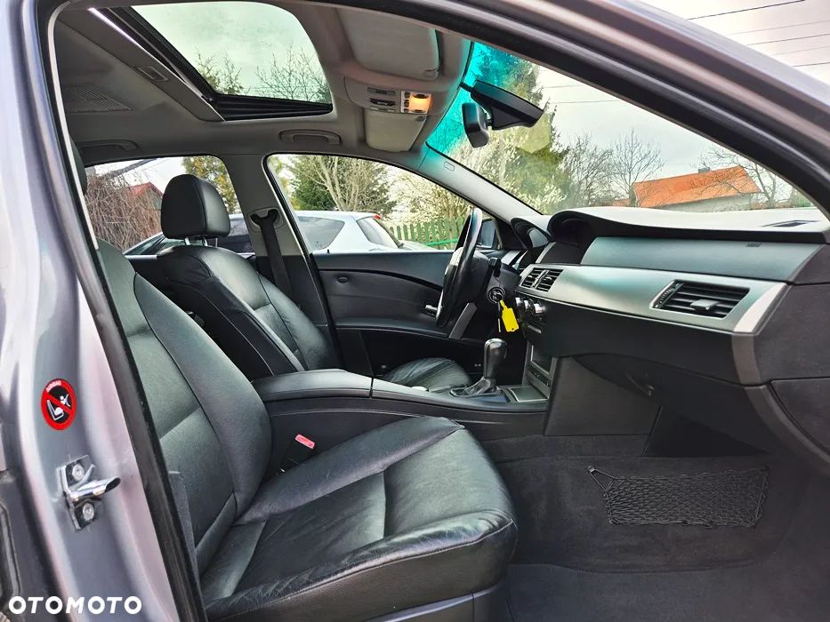 BMW Seria 5 523i - 38