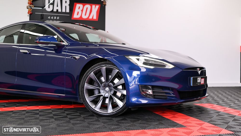 Tesla Model S - 8