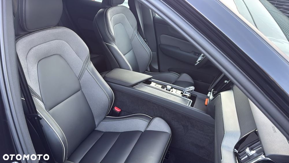 Volvo XC 60 T8 Plug-In Hybrid AWD Ultra Black Edition - 32