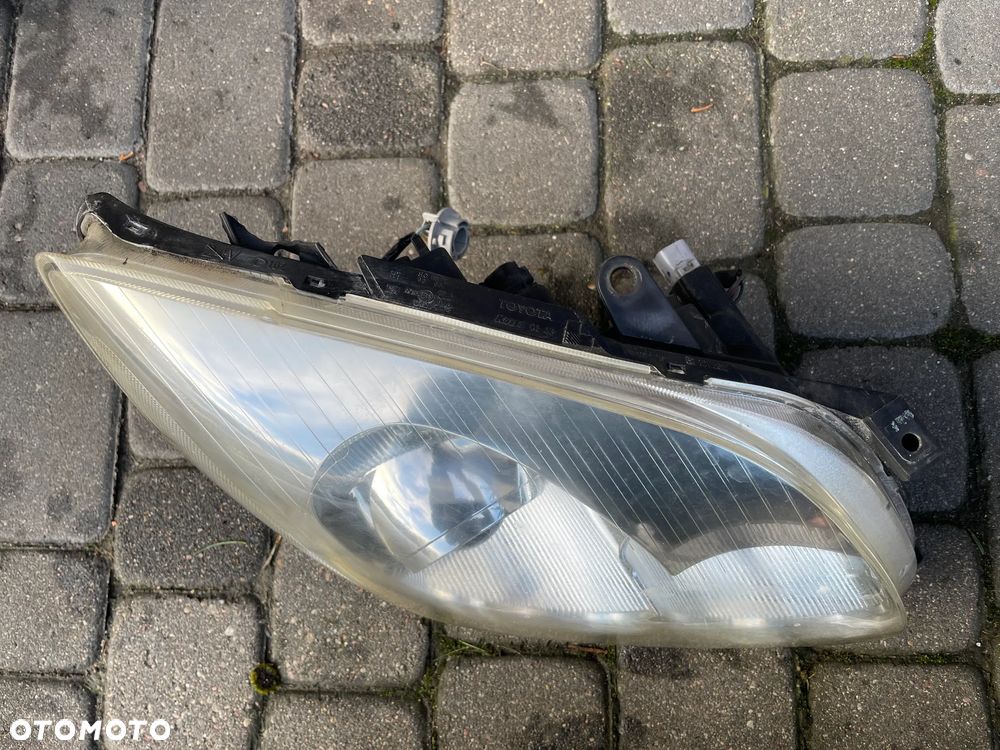 TOYOTA AVENSIS T25 03- LAMPA PRAWA REFLEKTOR PRZÓD ORYGINAŁ EUROPA - 2